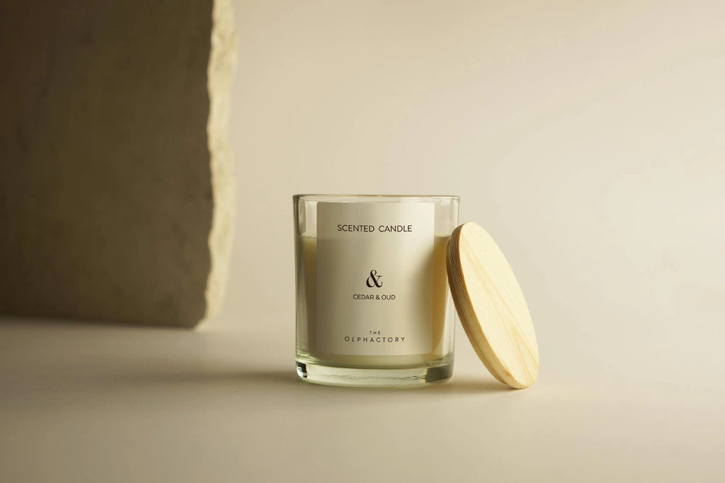 Candela in cera vegetale THE OLFACTORY CEDAR & OUD 200g